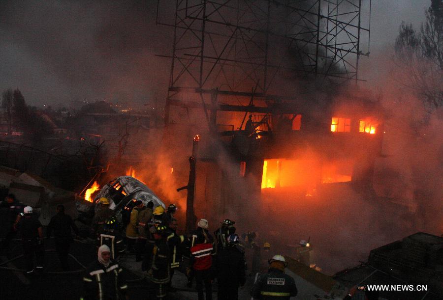 Firemen try to extringuish a fire at the site of an explosion on the Mexico-Pachuca highway in Ecatepec, Mexico, on May 7, 2013. At least 20 people were killed and 34 injured when a gas tanker exploded early Tuesday in a Mexico City suburb, security officials said. (Xinhua/Susana Martinez) 