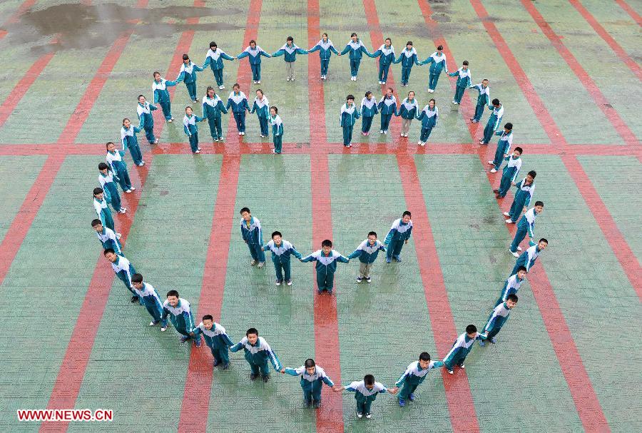 Students pose in form of a smiling face to celebrate the World Smile Day at the No. 20 Middle School in Yinchuan, capital of northwest China's Ningxia Hui Autonomous Region, May 8, 2013. (Xinhua/Peng Zhaozhi) 
