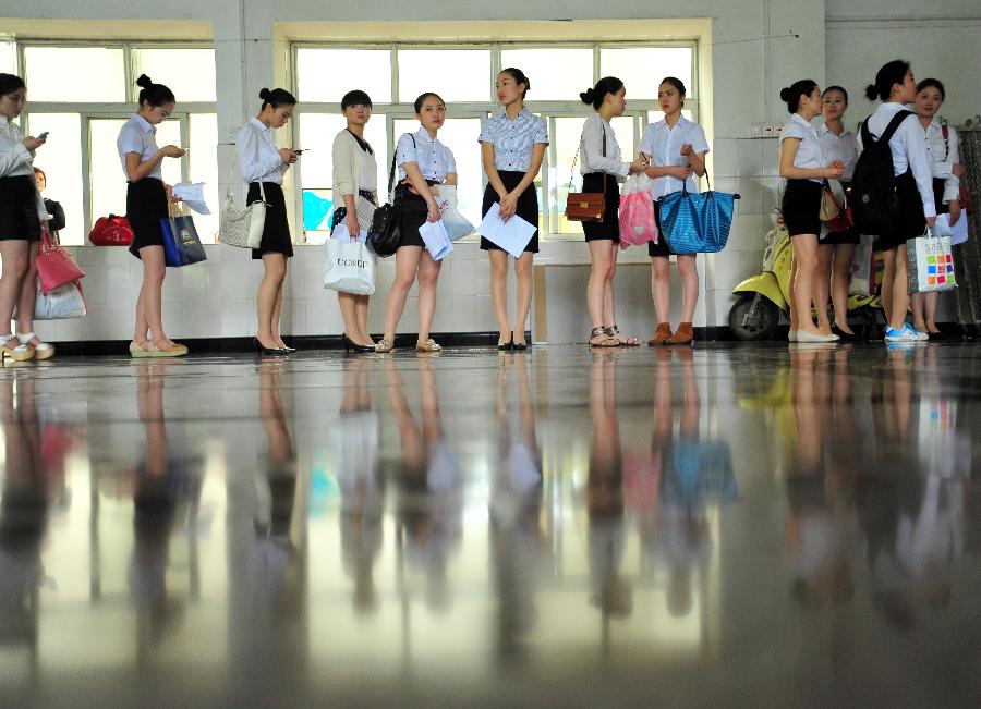 Job applicants line up to wait for their interview of a flight attendent recruitment in Wuhan, capital of central China's Hubei Province, May 8, 2013. (Xinhua/Xiao Yijiu) 
