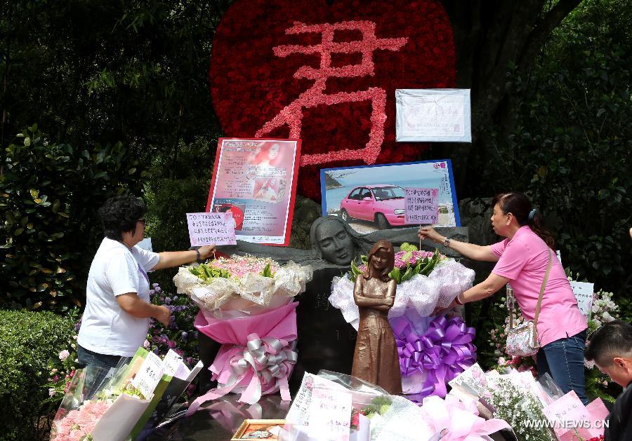 Fans extend their tribute to Teresa Teng at her graveyard in Xinbei City, southeast China's Taiwan, May 8, 2013. Fans from all over the world commemorated here on Wednesday the 18th anniversary of the death and 60th anniversary of the birth of Teresa Teng, the Taiwanese singer famous for her love songs. (Xinhua/Xie Xiudong) 