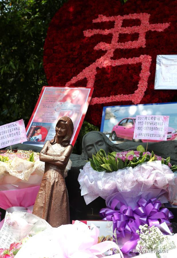 Flowers and cards presented by fans are seen at Teresa Teng's graveyard in Xinbei City, southeast China's Taiwan, May 8, 2013. Fans from all over the world commemorated here on Wednesday the 18th anniversary of the death and 60th anniversary of the birth of Teresa Teng, the Taiwanese singer famous for her love songs. (Xinhua/Xie Xiudong) 