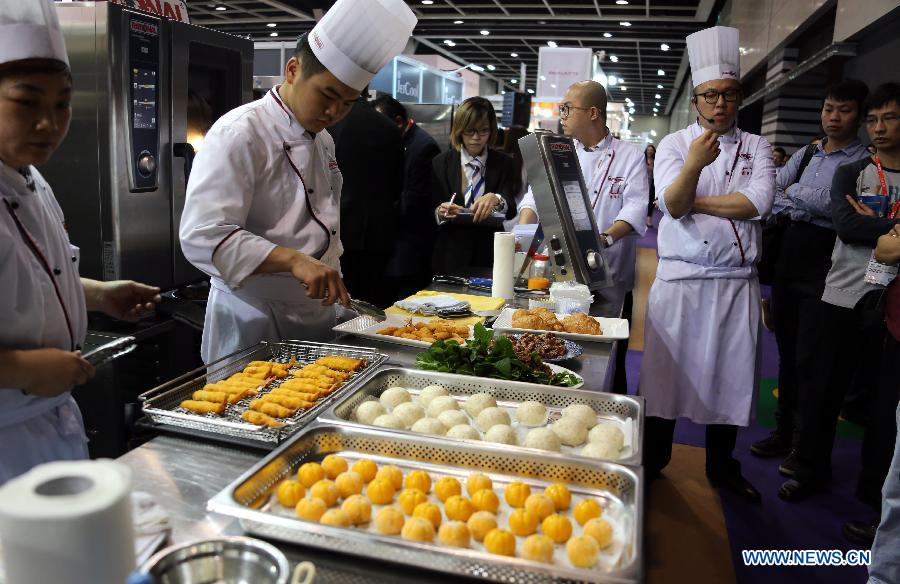 Chefs demonstrate cooking skills during the 15th International Exhibition of Food & Drink, Hotel, Restaurant & Food Service Equipment, Supplies & Services (HOFEX) in south China's Hong Kong, May 8, 2013. The four-day HOFEX 2013 will last till May 10 at Hong Kong Convention & Exhibition Center. (Xinhua/Li Peng) 
