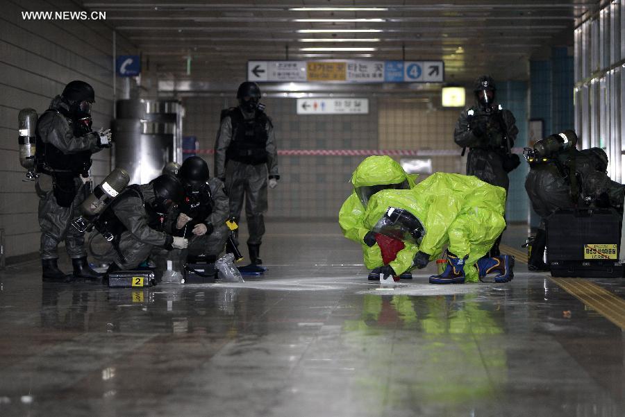 South Korean army soldiers participate in an anti-terror exercise at a subway station in Seoul, capital of South Korea, on May 8, 2013. (Xinhua/Park Jin-hee)