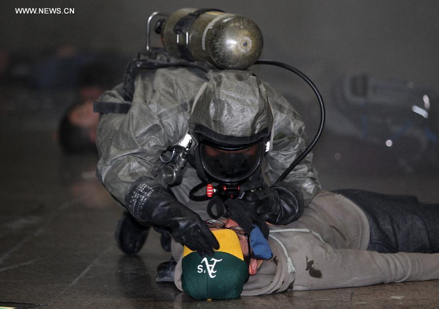 A South Korean army soldier participates in an anti-terror exercise at a subway station in Seoul, capital of South Korea, on May 8, 2013. (Xinhua/Park Jin-hee)