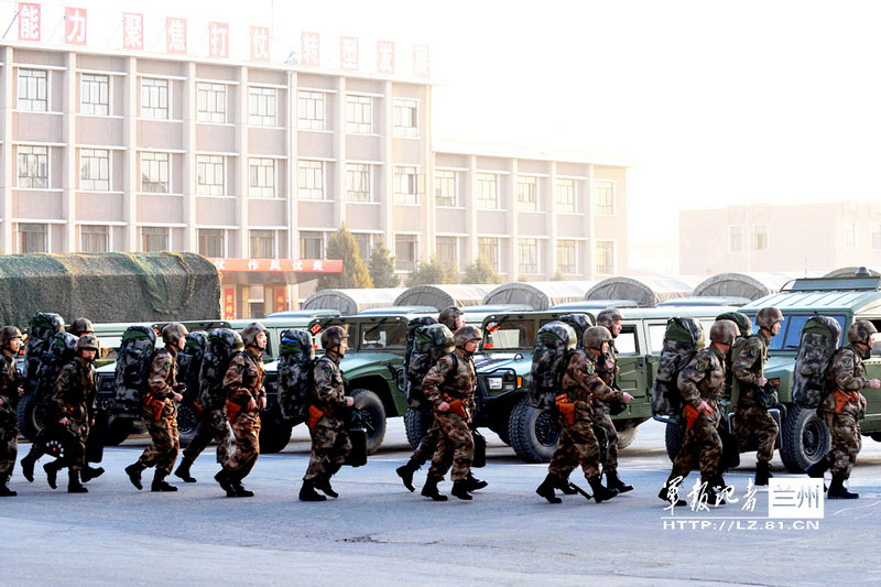 Large numbers of PLA tanks participate in drills in NW China 