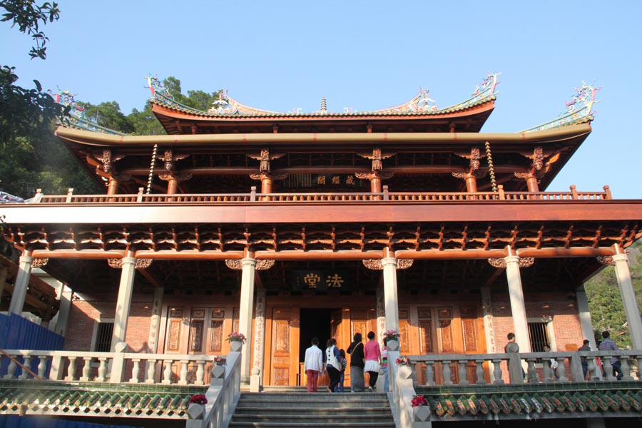 South Putuo Temple is adjacent to Xiamen University in the southeast of the city. Originally built in the Tang Dynasty (618-907), the temple was destroyed many times over the course of following dynasties. In the 23rd year of the Kangxi reign of the Qing Dynasty (1616-1912), it was once again rebuilt and given its present name. A statue of the Bodhisattva Guanyin, or Avalokitesvara, is enshrined in the temple, which receives an endless stream of worshippers and pilgrims throughout the year. (China.org.cn)