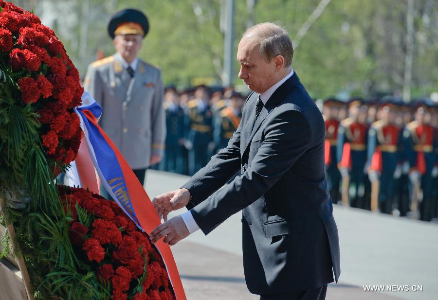 Russia's President Vladimir Putin attends a wreath laying ceremony at the Tomb of the Unknown Martyrs in Moscow, on May 8, 2013, to commemorate the Patriotic War of the Soviet Union, one day prior to the Victory Day. (Xinhua/Jiang Kehong)