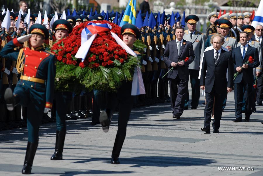 Russia's President Vladimir Putin (2nd R) and Prime Minister Dmitry Medvedev (1st R) attend a wreath laying ceremony at the Tomb of the Unknown Martyrs in Moscow, on May 8, 2013, to commemorate the Patriotic War of the Soviet Union, one day prior to the Victory Day. (Xinhua/Jiang Kehong)