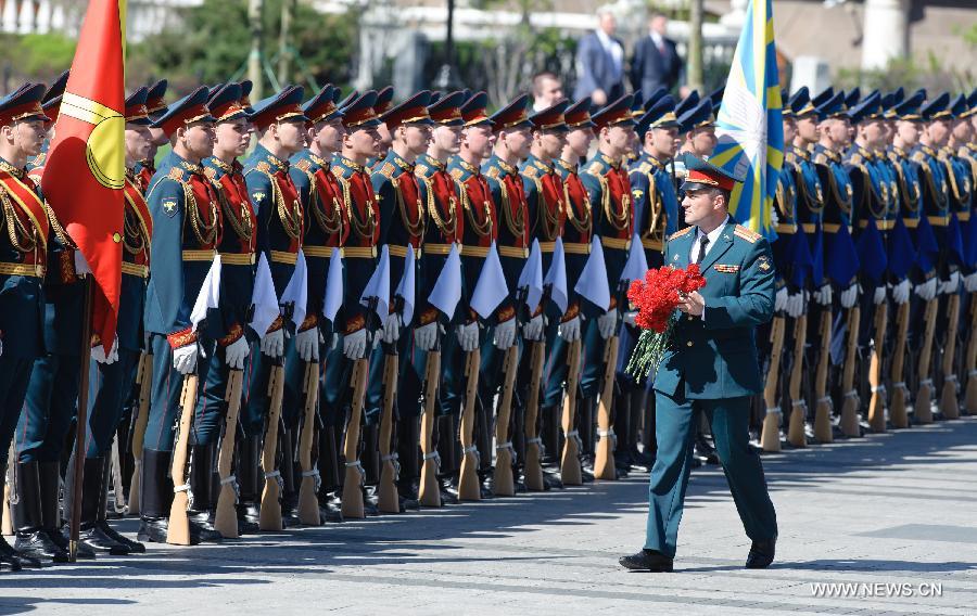 A military officer attends a wreath laying ceremony at the Tomb of the Unknown Martyrs in Moscow, on May 8, 2013, to commemorate the Patriotic War of the Soviet Union. (Xinhua/Jiang Kehong)