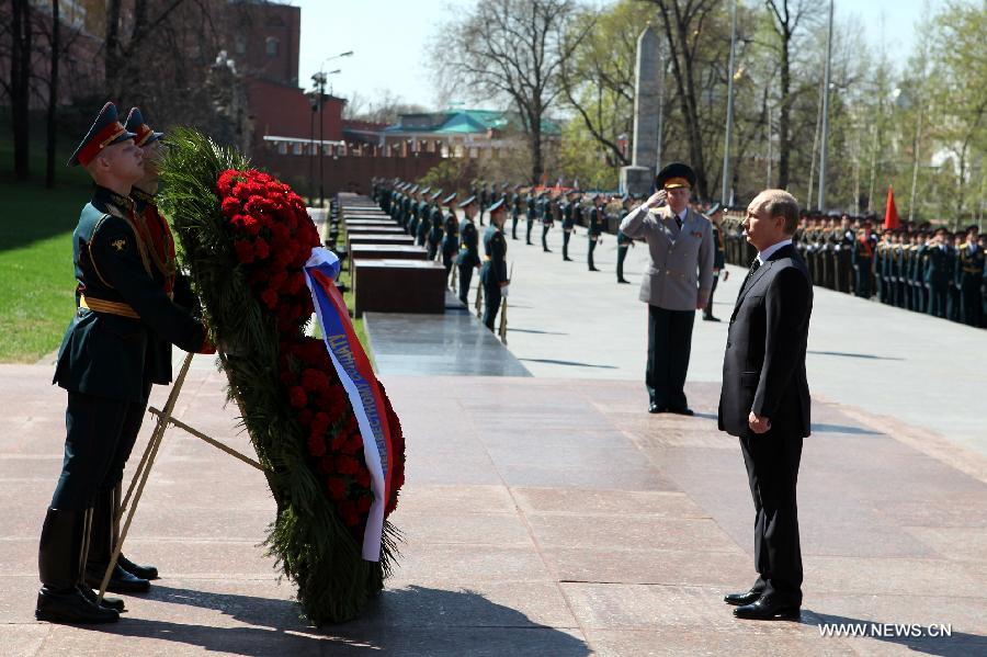 Russia's President Vladimir Putin (R) takes part in a wreath laying ceremony at the Tomb of the Unknown Martyrs in Moscow, on May 8, 2013, to commemorate the Patriotic War of the Soviet Union. (Xinhua/Liu Yiran)