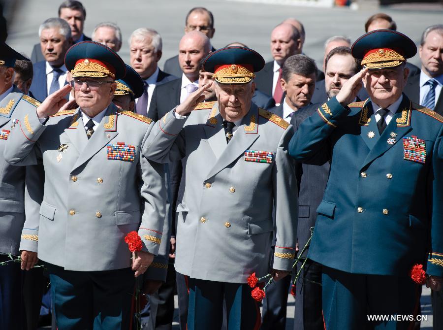 Veterans salute during a wreath laying ceremony at the Tomb of the Unknown Martyrs in Moscow, on May 8, 2013, to commemorate the Patriotic War of the Soviet Union. (Xinhua/Jiang Kehong)
