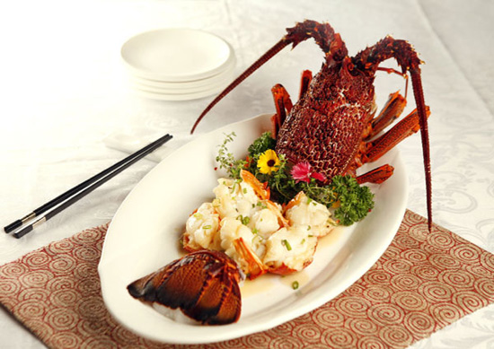 Baked lobster with supreme gravy highlight the menu of Singapore Restaurant Group's new branch in Shanghai. (China Daily)