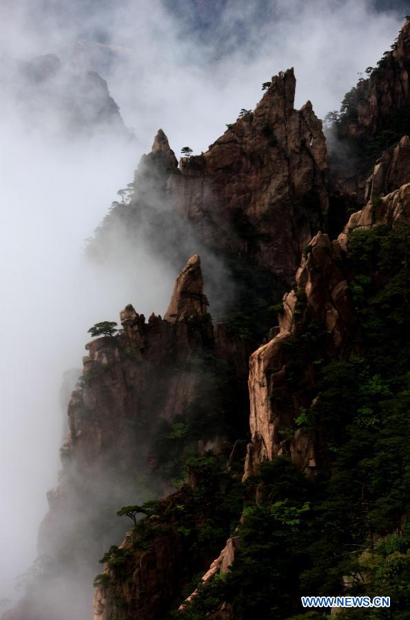 Photo taken on May 7, 2013 shows the sea of clouds at the Mount Huangshan scenic spot in Huangshan City, east China's Anhui Province.(Xinhua/Shi Guangde) 