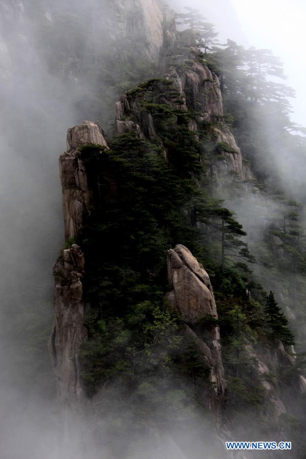 Photo taken on May 7, 2013 shows the sea of clouds at the Mount Huangshan scenic spot in Huangshan City, east China's Anhui Province.(Xinhua/Shi Guangde) 