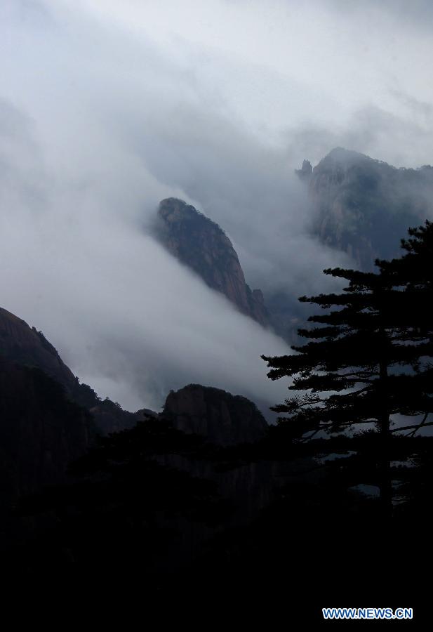 Photo taken on May 7, 2013 shows the sea of clouds at the Mount Huangshan scenic spot in Huangshan City, east China's Anhui Province.(Xinhua/Shi Guangde) 