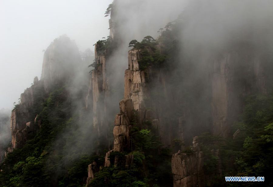 Photo taken on May 7, 2013 shows the sea of clouds at the Mount Huangshan scenic spot in Huangshan City, east China's Anhui Province.(Xinhua/Shi Guangde) 