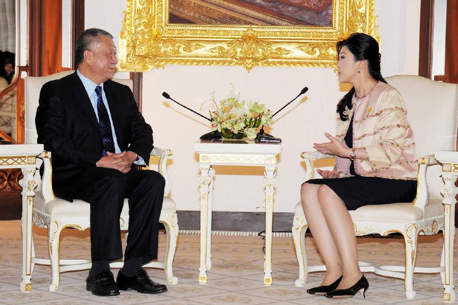 Edmund Ho (L), vice-chairman of the National Committee of the Chinese People's Political Consultative Conference, meets with Thai Prime Minister Yingluck Shinawatra, at Government House in Bangkok, Thailand, May 9, 2013. (Xinhua/Rachen Sageamsak) 
