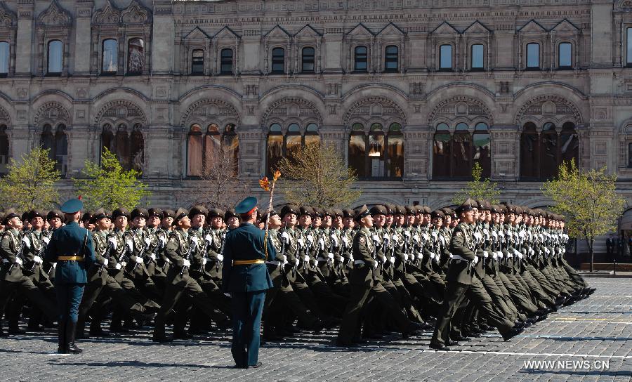 Soldiers take part in a Victory Day parade at the Red Square in Moscow, Russia, on May 9, 2013. A grand parade was held on Thursday at the Red Square to mark the 68th anniversary of the Soviet Union's victory over Nazi Germany in the Great Patriotic War. (Xinhua/Jiang Kehong)