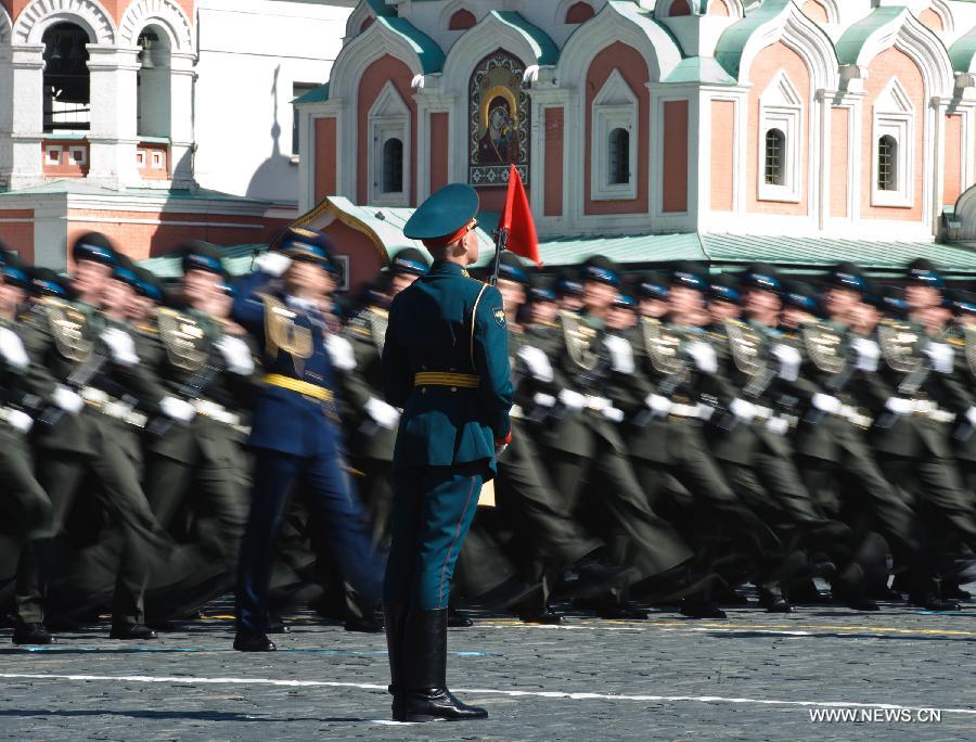 Soldiers take part in a Victory Day parade at the Red Square in Moscow, Russia, on May 9, 2013. A grand parade was held on Thursday at the Red Square to mark the 68th anniversary of the Soviet Union's victory over Nazi Germany in the Great Patriotic War. (Xinhua/Jiang Kehong)