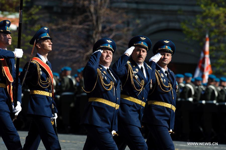 Soldiers take part in a Victory Day parade at the Red Square in Moscow, Russia, on May 9, 2013. A grand parade was held on Thursday at the Red Square to mark the 68th anniversary of the Soviet Union's victory over Nazi Germany in the Great Patriotic War. (Xinhua/Jiang Kehong)