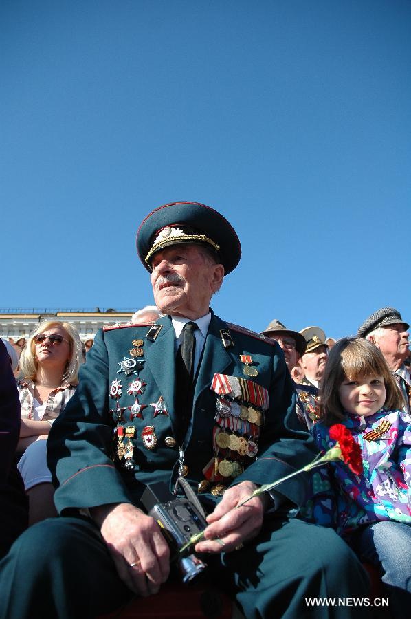 A veteran attends the Victory Day parade at the Red Square in Moscow, Russia, May 9, 2013. A grand parade was held on Thursday at the Red Square to mark the 68th anniversary of the Soviet Union's victory over Nazi Germany in the Great Patriotic War.(Xinhua/Ding Yuan)