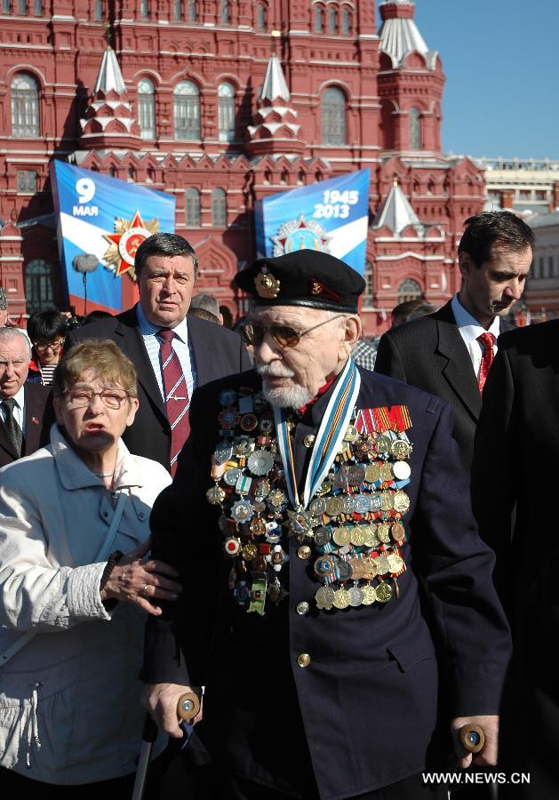 A veteran attends the Victory Day parade at the Red Square in Moscow, Russia, May 9, 2013. A grand parade was held on Thursday at the Red Square to mark the 68th anniversary of the Soviet Union's victory over Nazi Germany in the Great Patriotic War.(Xinhua/Ding Yuan)