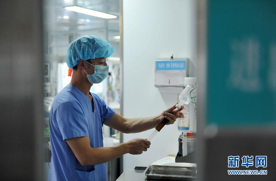Zeng Lei works at the affiliated hospital of Ningxia Medical University in the Ningxia Hui autonomous region, April 8. (Photo/Xinhua)