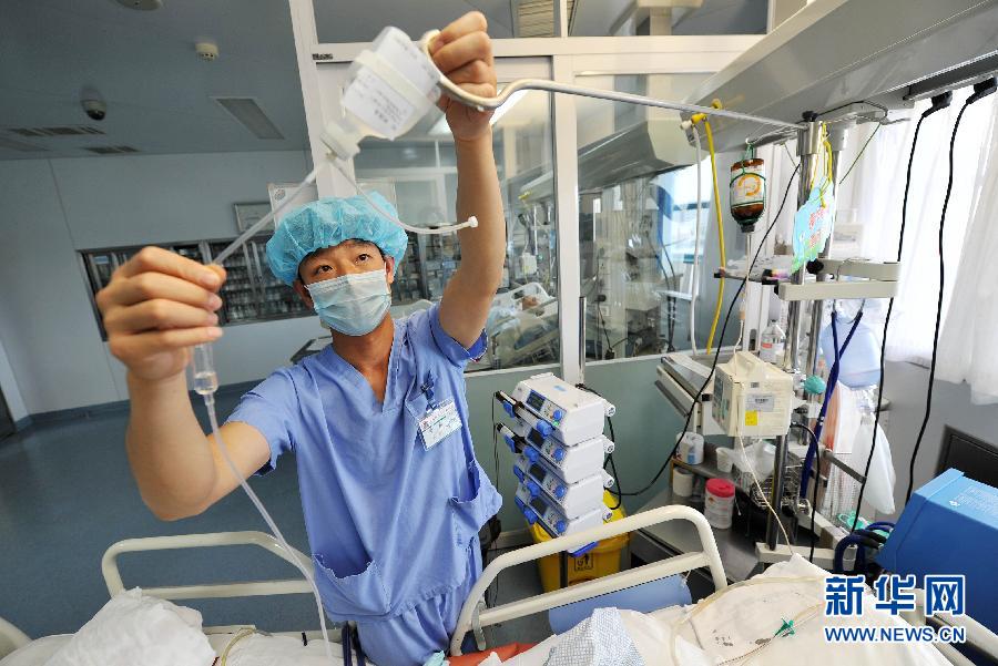 Zeng Lei works at the affiliated hospital of Ningxia Medical University in the Ningxia Hui autonomous region, April 8. (Photo/Xinhua)