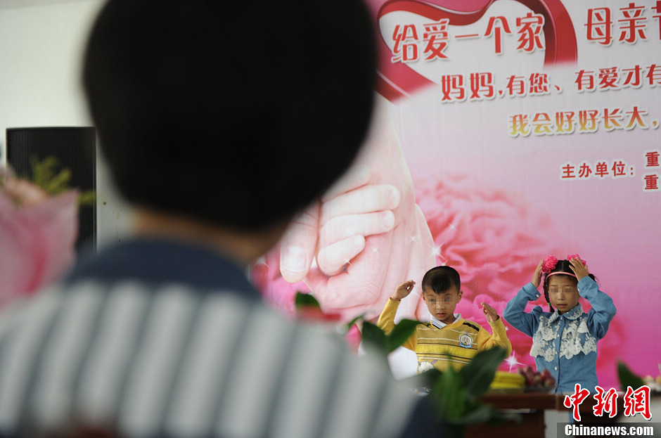 Two children sing a love song for their mothers in prison. Three children came to visit their mothers in Women's Prison in Chongqing before Mother's Day. (CNS/Chen Chao)