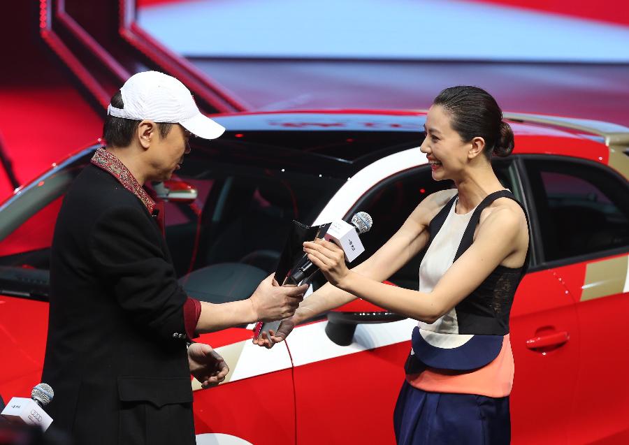 Actress Gao Yuanyuan (R) presents the Outstanding Achievement Award of the 2nd Audi Arts and Design Award to singer Cui Jian during the awarding ceremony of the 2nd Audi Arts and Design Award in Beijing, capital of China, May 9, 2013. Founded in 2010, the Audi Arts and Design Award is a cross-discipline award that focuses on Chinese contemporary arts and design. (Xinhua/Meng Yongmin)