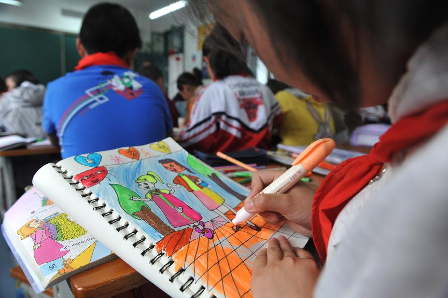 A pupil draws a picture for her mother as a gift ahead of the Mother's Day in Lin'an City, east China's Zhejiang Province, May 9, 2013. (Xinhua/Hu Jianhuan) 