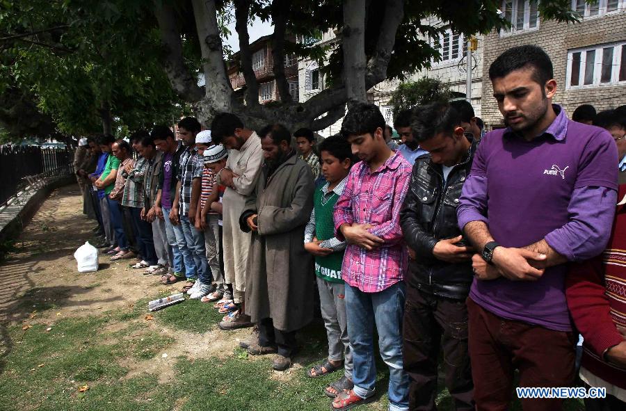Kashmiri Muslims offer funeral prayers for the deceased Pakistani prisoner Sanaullah in Srinagar, summer capital of Indian-controlled Kashmir, May 10, 2013. Sanaullah suffered multiple head injuries after being attacked by another inmate and died due to multiple organ failure on Thursday. (Xinhua/Javed Dar) 