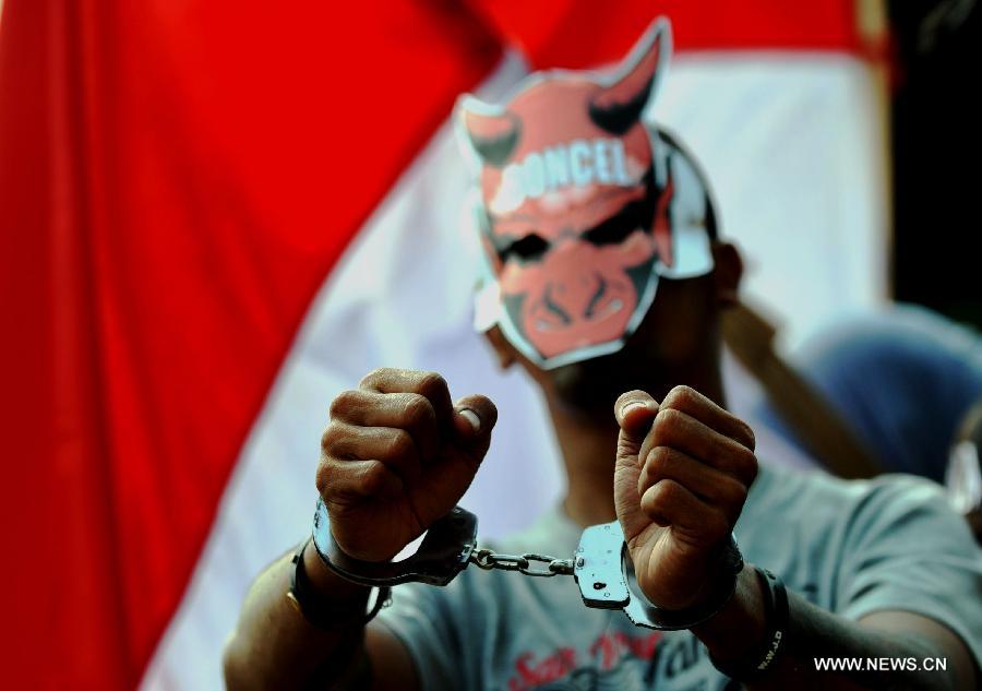 A protestor stages action for Drug Victim Concern Month in Jakarta, Indonesia, May 10, 2013. The action takes place as concern over the growing abuse and illicit drugs among adolescents and youths. An official of Indonesia's anti-drug task force National Narcotic Agency (BNN) said last year it cost 48.2 trillion rupiah (4.9 billion U.S. dollars) in curing drug abuse activities in Indonesia. (Xinhua/Agung Kuncahya B.) 