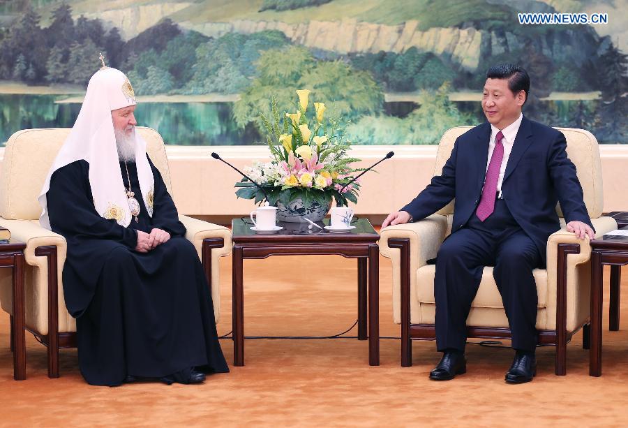 Chinese President Xi Jinping (R) meets with Patriarch Kirill, head of the Russian Orthodox Church, at the Great Hall of the People in Beijing, capital of China, May 10, 2013. (Xinhua/Yao Dawei)  