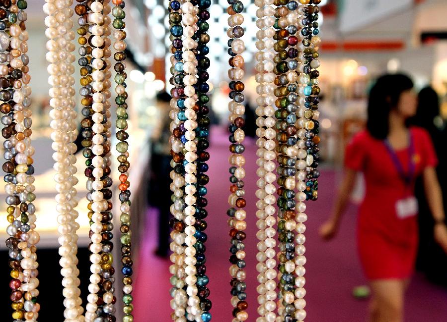 Photo taken on May 10, 2013 shows jewelry necklaces in the Jewelry Shanghai 2013 exhibition in Shanghai, east China. Exhibitors from 22 countries and regions took part in the event. (Xinhua/Chen Fei)  