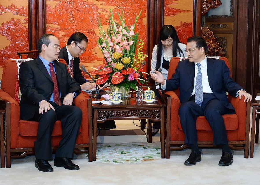 Chinese Premier Li Keqiang (R) meets with Deputy Prime Minister of Vietnam Nguyen Thien Nhan in Beijing, capital of China, May 10, 2013. (Xinhua/Liu Jiansheng)