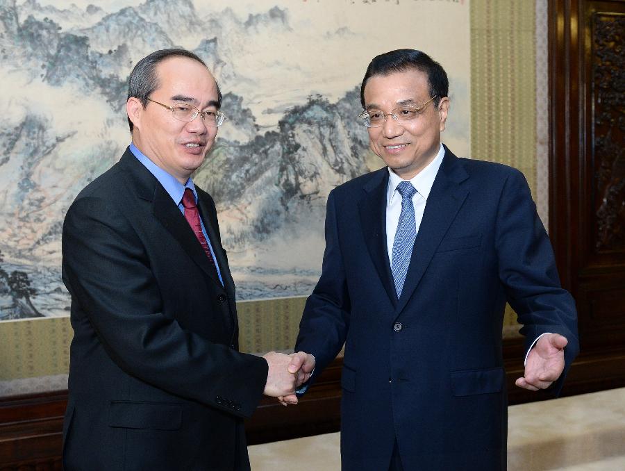 Chinese Premier Li Keqiang (R) shakes hands with Deputy Prime Minister of Vietnam Nguyen Thien Nhan in Beijing, capital of China, May 10, 2013. (Xinhua/Liu Jiansheng)