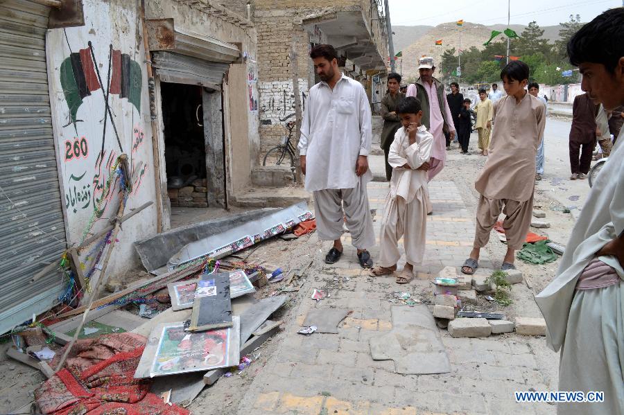 People gather at a damaged election campaign office of Pakistan Peoples Party (PPP) in southwest Pakistan's Quetta on May 10, 2013. Five people were injured in an explosion near an election campaign office of Pakistan Peoples Party located in Quetta on Friday. (Xinhua/Asad)