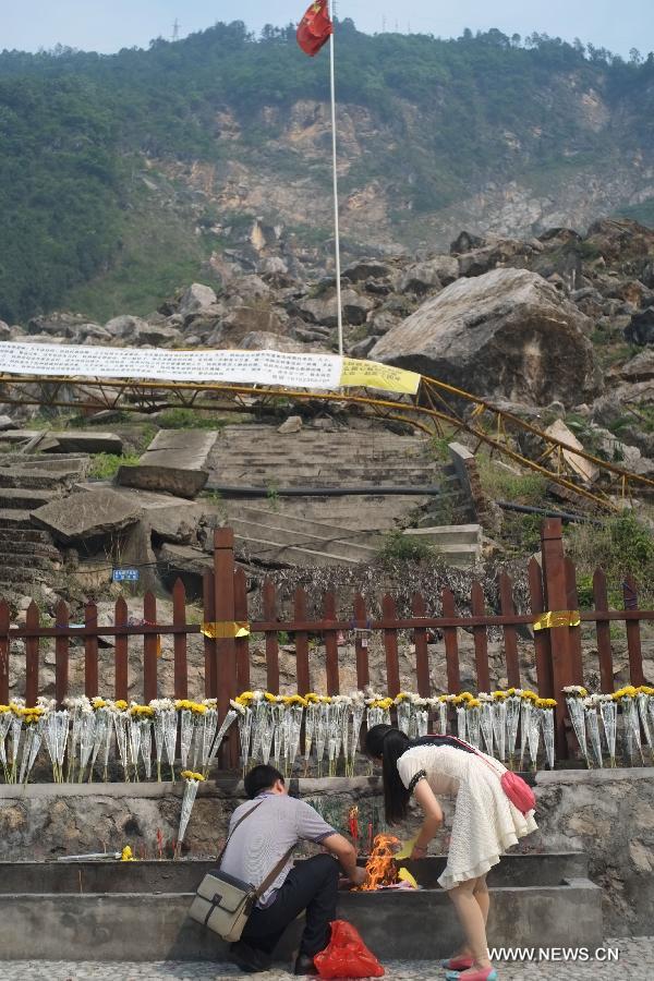 People mourn for deceased family members in the Wenchuan Earthquake in Beichuan County, southwest China's Sichuan Province, May 11, 2013. Many people returned to the Beichuan county to mourn for the dead as Sunday marks the fifth anniversary of the 8-magnitude quake that rocked Sichuan Province in 2008. (Xinhua/Wang Shen)