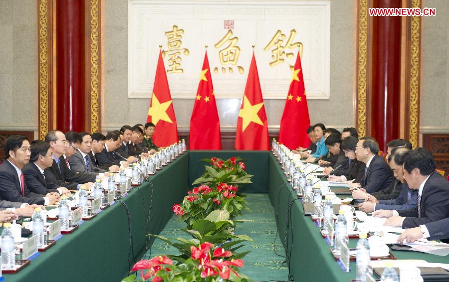 China's State Councilor Yang Jiechi (4th R) and Vietnamese Deputy Prime Minister Nguyen Thien Nhan (3rd L) co-chair the sixth meeting of the China-Vietnam steering committee on cooperation in Beijing, capital of China, May 11, 2013. (Xinhua/Huang Jingwen)