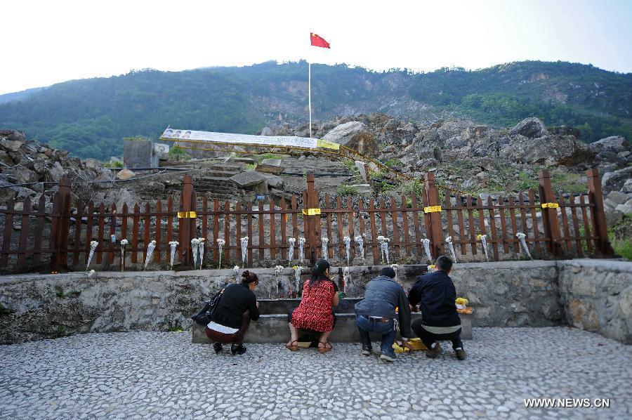 Residents mourn for victims who died in a massive earthquake five years ago in the old county seat of Beichuan, southwest China's Sichuan Province, May 12, 2013. A memorial event was held in Beichuan on Sunday to mark the fifth anniversary of the deadly earthquake which havoced Sichuan on May 12, 2008. (Xinhua/Xue Yubin) 