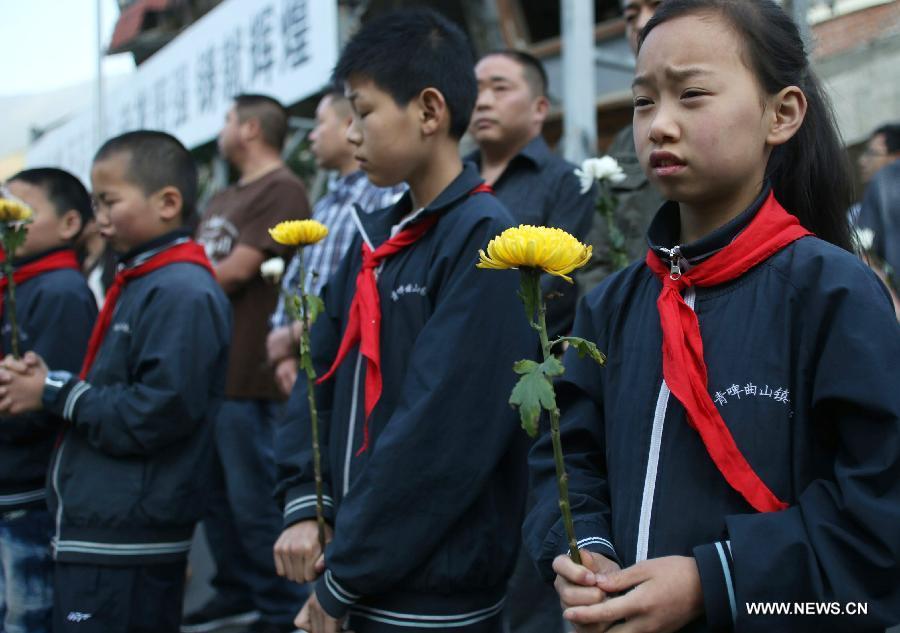 Pupils mourn for victims who died in a massive earthquake five years ago in the old county seat of Beichuan, southwest China's Sichuan Province, May 12, 2013. A memorial event was held in Beichuan on Sunday to mark the fifth anniversary of the deadly earthquake which havoced Sichuan on May 12, 2008. (Xinhua/Wang Shen) 