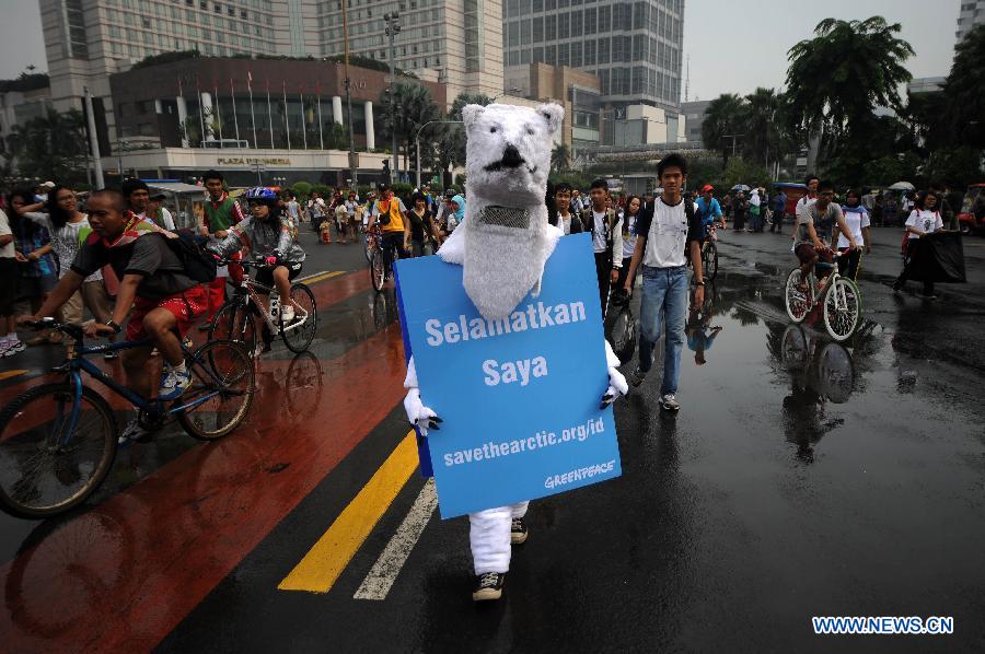 An activist in polar bear costume walks during an Arctic-saving campaign in Jakarta, Indonesia, May 12, 2013. The reduction in Arctic summer ice cover registered a record low of 3.4 million square kilometers in 2012, which was 18 percent below the previous recorded minimum in 2007 and 50 percent below the average in the 1980s and 1990s, stated the UN Environment Program (UNEP). (Xinhua/Veri Sanovri) 