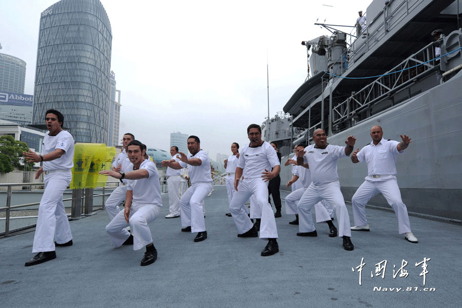 The picture shows that the sailors of the "Te Mana" frigate perform a dance at the Yangtze River Dock.