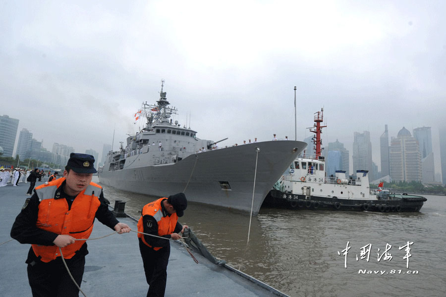 The picture shows that a maritime garrison command stationed in Shanghai under the Navy of the Chinese PLA holds a welcome ceremony for the "Te Mana" frigate at the Yangtze River Dock.