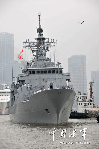 The picture shows that the "Te Mana" frigate of the Royal New Zealand Navy sails slowly into the Yangtze River Dock in Shanghai.