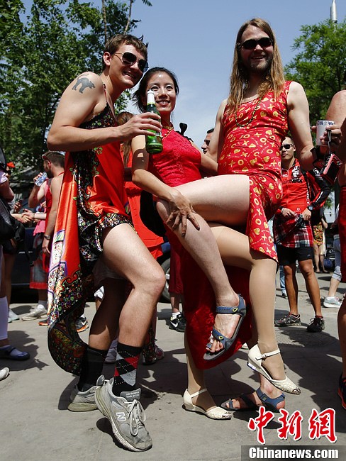 Hundreds of foreign and local runners participated in Run Dress Run at Beijing's Shishahai on Sunday. Red Dress Run originated in Indonesia, with runners wearing various red dresses to promote running. It aims to tell people that running is an easy sport, and one can even run in skirt. (CNS/ Fu Tian)