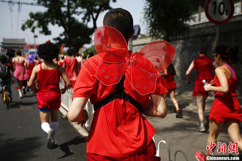 Hundreds of foreign and local runners participated in Run Dress Run at Beijing's Shishahai on Sunday. Red Dress Run originated in Indonesia, with runners wearing various red dresses to promote running. It aims to tell people that running is an easy sport, and one can even run in skirt. (CNS/ Fu Tian)