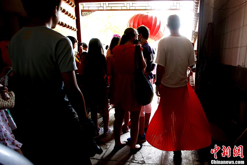 Hundreds of foreign and local runners participated in Run Dress Run at Beijing's Shishahai on Sunday. Red Dress Run originated in Indonesia, with runners wearing various red dresses to promote running. It aims to tell people that running is an easy sport, and one can even run in skirt. (CNS/ Fu Tian)