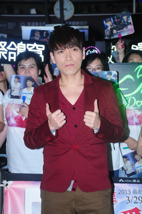 Singer Aska Yang poses for photos with his fans at an autograph session for his new album "First Love" in Taipei, southeast China's Taiwan, May 12, 2013. (Xinhua) 